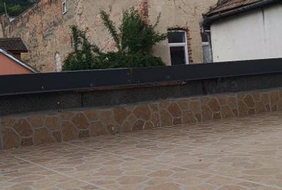 Apartament cu 2 camere nedecomandat, mobilat în Centrul Istoric