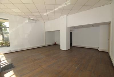 Stradal cu vitrine stradale- spatiu comercial de inchiriat 64 mp utili, plus sub - 2