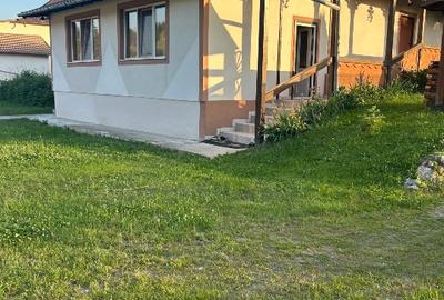 Casă de vânzare mai multe detalii la nr 0756709977 - 4