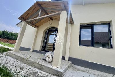 Casă cu 4 camere decomandat în Voinești