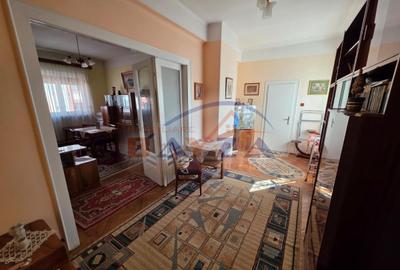 Apartament 3 camere, Centrul Vechi, Str. Teatrului, etaj 2/2, comision 0 - 8