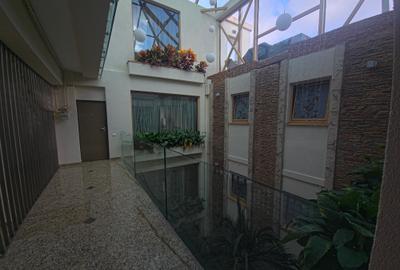 Apartament 3 camere 2 bai lux parcare subterana termen lung zona KM 5 - 10