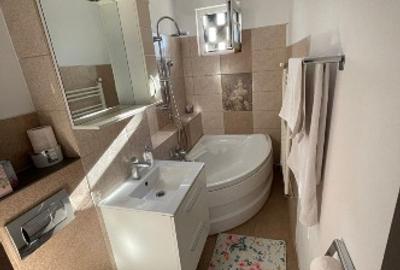 Se vinde apartament cu 2 camere si balcon . 0762638650 - 5