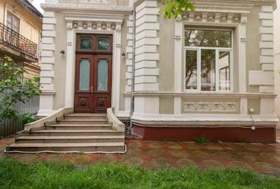 Casă cu 16 camere în P-ța Romană