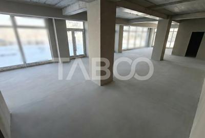 Spatiu Comercial de inchiriat cu 8 locuri de parcare - Vitrina 13 m - 10