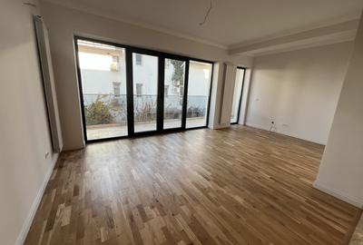 Apartament cu 3 camere semidecomandat în Tei