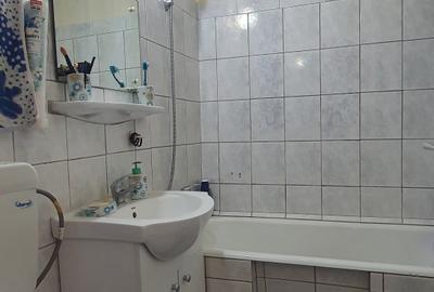Vand apartament 2 camere , semidecomandat , zona Vasile Aaron - 10