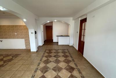 Apartament cu 3 camere semidecomandat în Exterior Vest