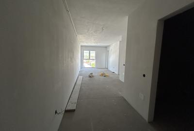 Apartament cu 3 camere semidecomandat în Florești