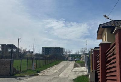 Teren 1200 mp intravilan Rediu vedere Lac Rediu toate utilitatile intre case - 3