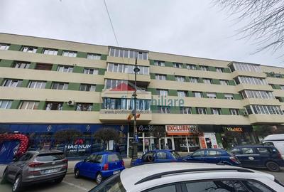Apartament cu 3 camere semidecomandat, mobilat în Ultracentral
