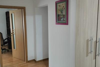 Apartament cu 3 camere decomandat, mobilat în Central