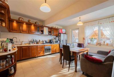 Casa de Lux in Livada cu Ciresi Eleganta, Confort si Panorama de Vis - 5