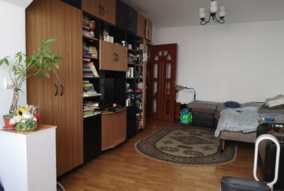 Apartament cu 3 camere decomandat în Tractorul