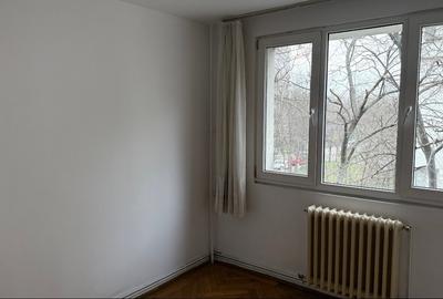 Apartament cu 3 camere decomandat, mobilat în Titan