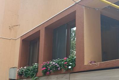 Propun spre vinzare apartament in vila conpusa din P+1E=M - 5