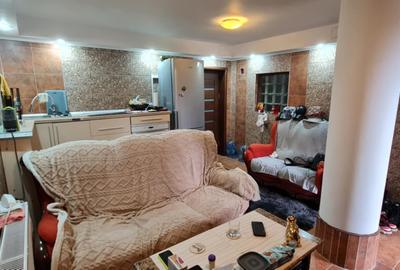 DE ÎNCHIRIAT: apartament 4 Camere la intrare in Lazu - 1