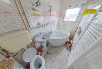 Apartament cu 3 camere de vânzare Str. 1 Mai - 7