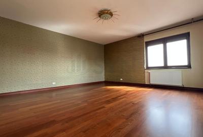 Apartament cu 6 camere decomandat în Sisești