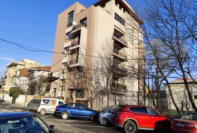 Apartament cu 4 camere semidecomandat în Floreasca