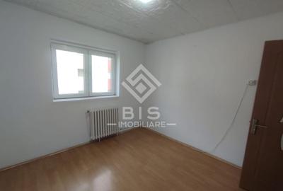 Apartament cu 3 camere semidecomandat în Decebal
