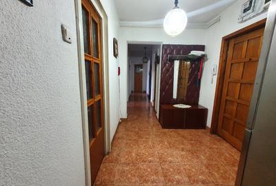 Vanzare apartament 4 camere , bloc Gioconda - 2