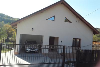 Casă individuală cu 4 camere în Totea de Hurezani