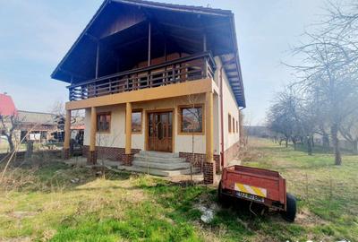 Casă individuală cu 3 camere în Arcani