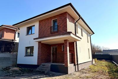 Casă individuală cu 4 camere în Dezmir
