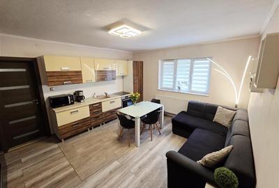 Apartament cu 3 camere semidecomandat, mobilat în Dâmbovița