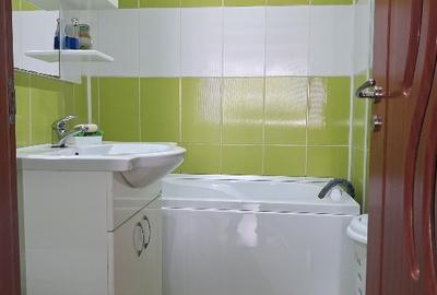 Proprietar  vând  apartament cu  3 camere decomandat în  Reșița - 10