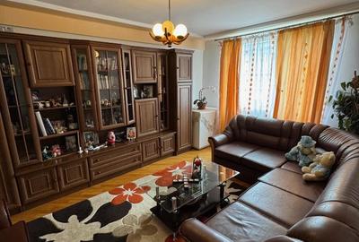 Ap 3 cam, dec, cu balcon, Str. D. Leonida. Preț 56.000 eur, neg