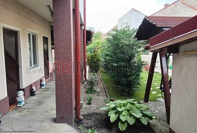 Casă individuală | 176 mp utili | 2 locuințe în curte | Teren 327 mp/ zona Cetat - 1