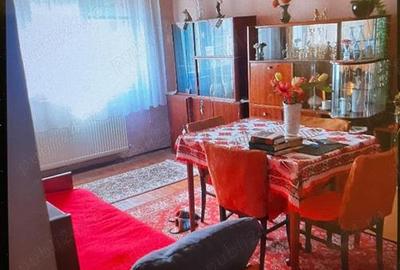 Apartament cu 3 camere semidecomandat în Micro IV