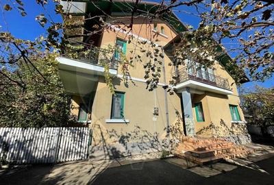 Casă / Vilă spațioasă cu curte generoasă în Urlați - 1