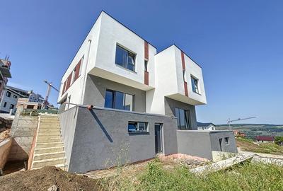 Casă cuplată - tip duplex, 4 camere, 3 bai, 137 mp, 2 parcari, aproape de Vivo!