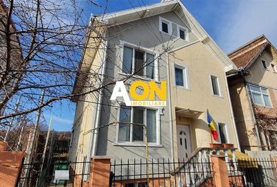 Casă individuală cu 5 camere în Cetate