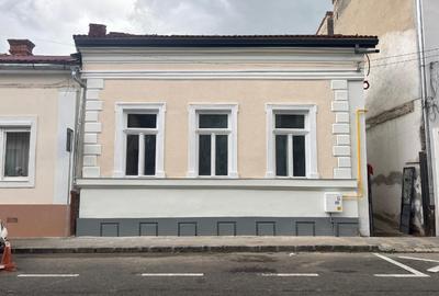 Casă individuală cu 5 camere în Central