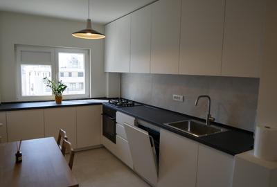 Apartament cu 4 camere semidecomandat, mobilat în P-ța Victoriei