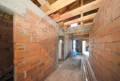 Duplex  la roșu cu 2 apartamente - 6 camere, terase generoase și curte - 13