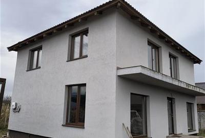 Casă individuală cu 5 camere în Stupini