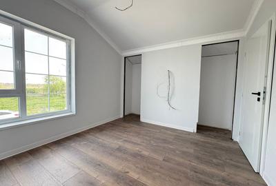 Duplex despartit prin camera tehnica - 4 camere Toate Utilitatile - 12