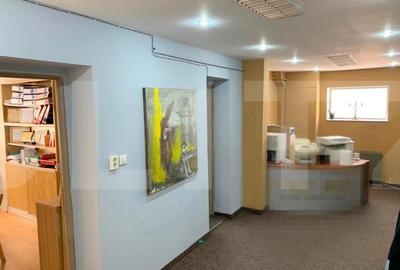 Apartament cu 5 camere semidecomandat, mobilat în Central