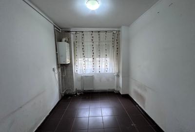 Mc  Piața Progresul.Parter .3 camere decomandate. - 6