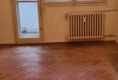 Apartament cu 3 camere semidecomandat în Titan