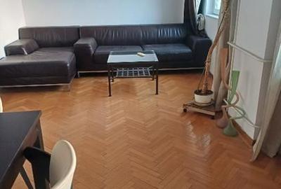 Apartament cu 3 camere semidecomandat, mobilat în P-ța Romană