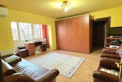 Apartament cu 3 camere semidecomandat, mobilat în Aradului