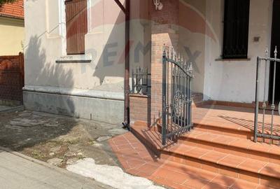 Casă individuală cu 5 camere în Central