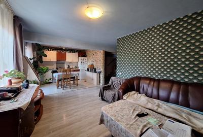 Apartament cu 5 camere semidecomandat în Florești