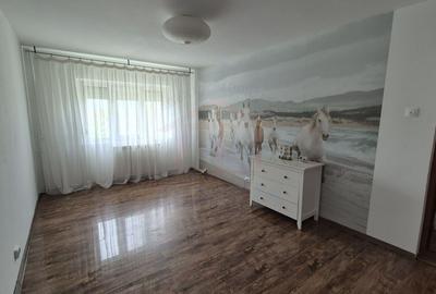 Apartament cu 3 camere decomandat, mobilat în Micro 16